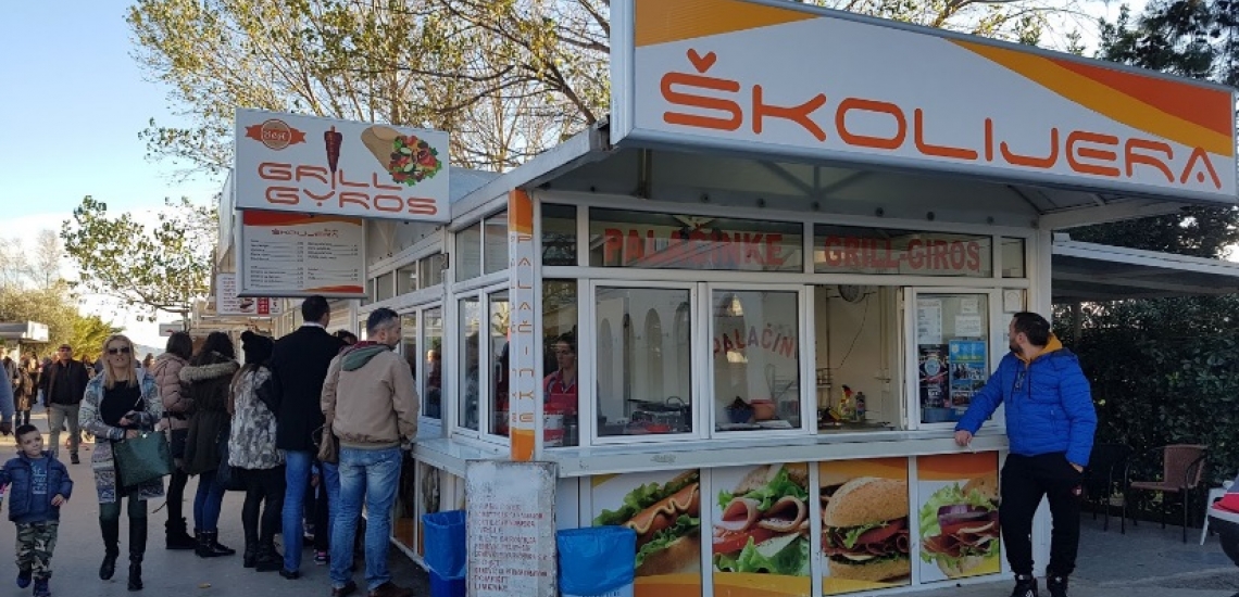 Киоск с фастфудом Školijera в Будве