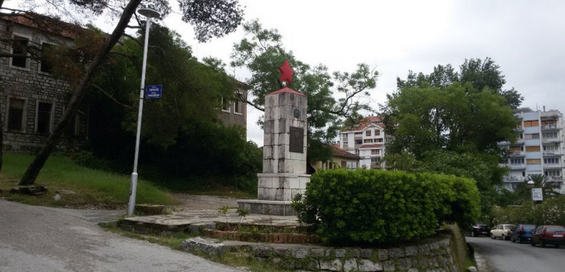 Spomenik i spomen ploča - Palim borcima NOR-a i žrtvama fašističkog terota, a memorial to victims of fascist terror in Tivat