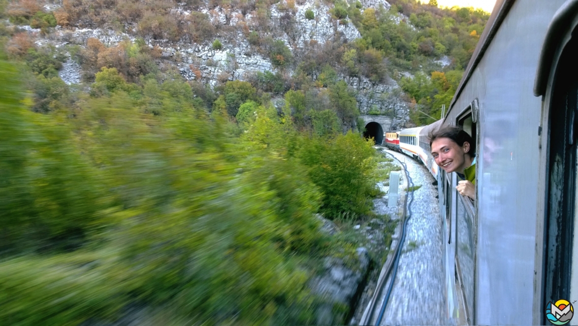 По пути можно наслаждаться красотой природы, путешествие на поезде из Черногориии в Сербию