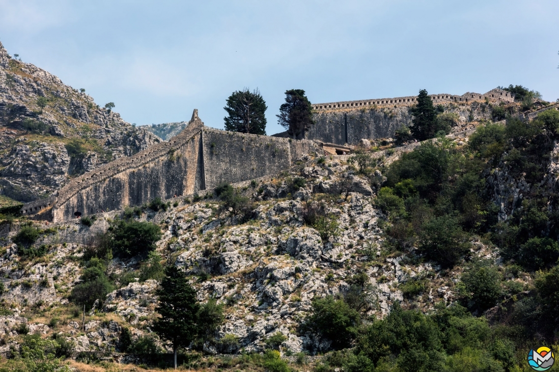 Крепостные стены над городом Котор, Черногория